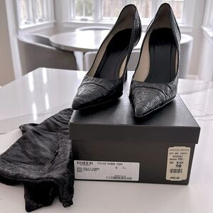 Gucci Black Crocodile Leather Heels. EUC
Size 7.5